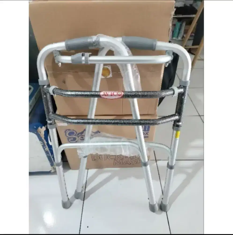 Walker lansia untuk berjalan
