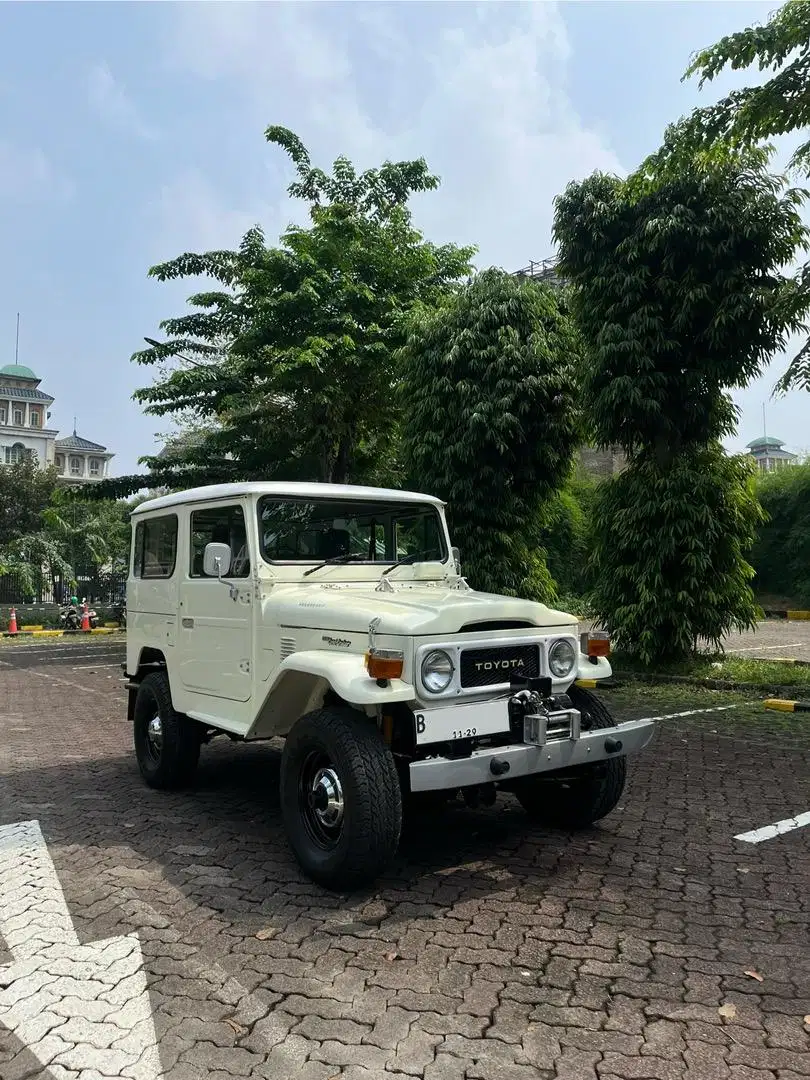 Toyota Land Cruiser FJ40 Hardtop 1981 Bensin Putih Gading