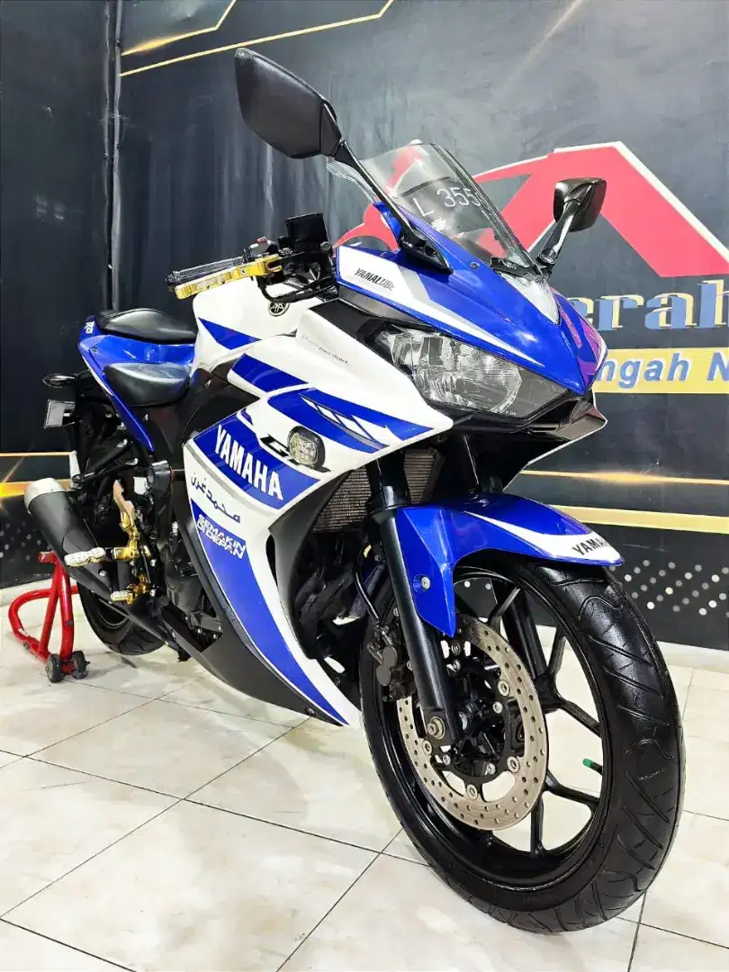 Yamaha R25 2015 km 8rb mbois boskuh.  Anugerah Motor rungkut tengah 81