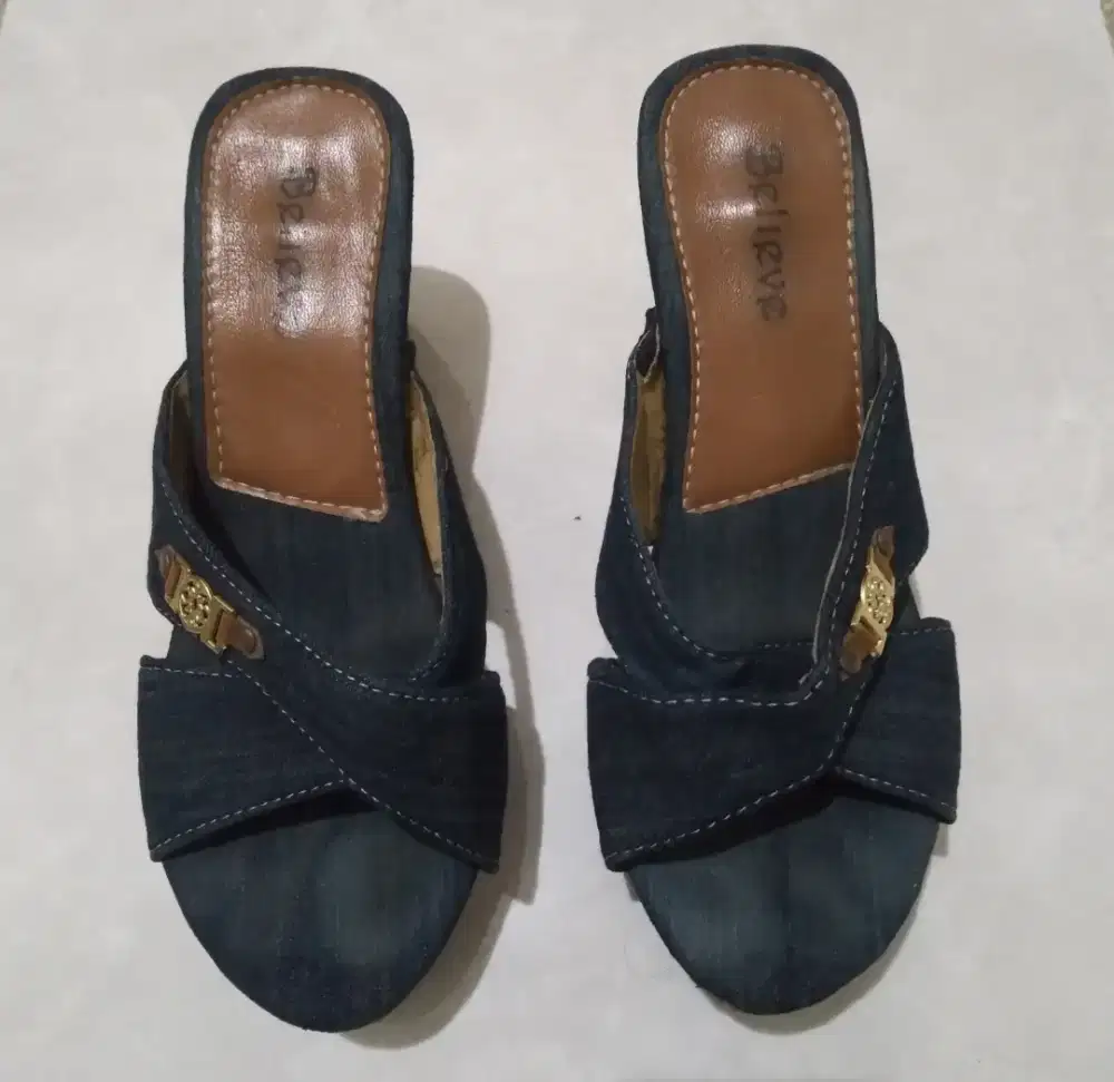 Sandal wanita hak tinggi