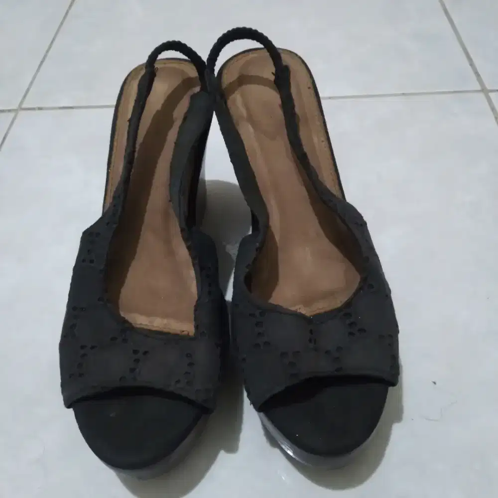 Sepatu sandal wanita hak tinggi