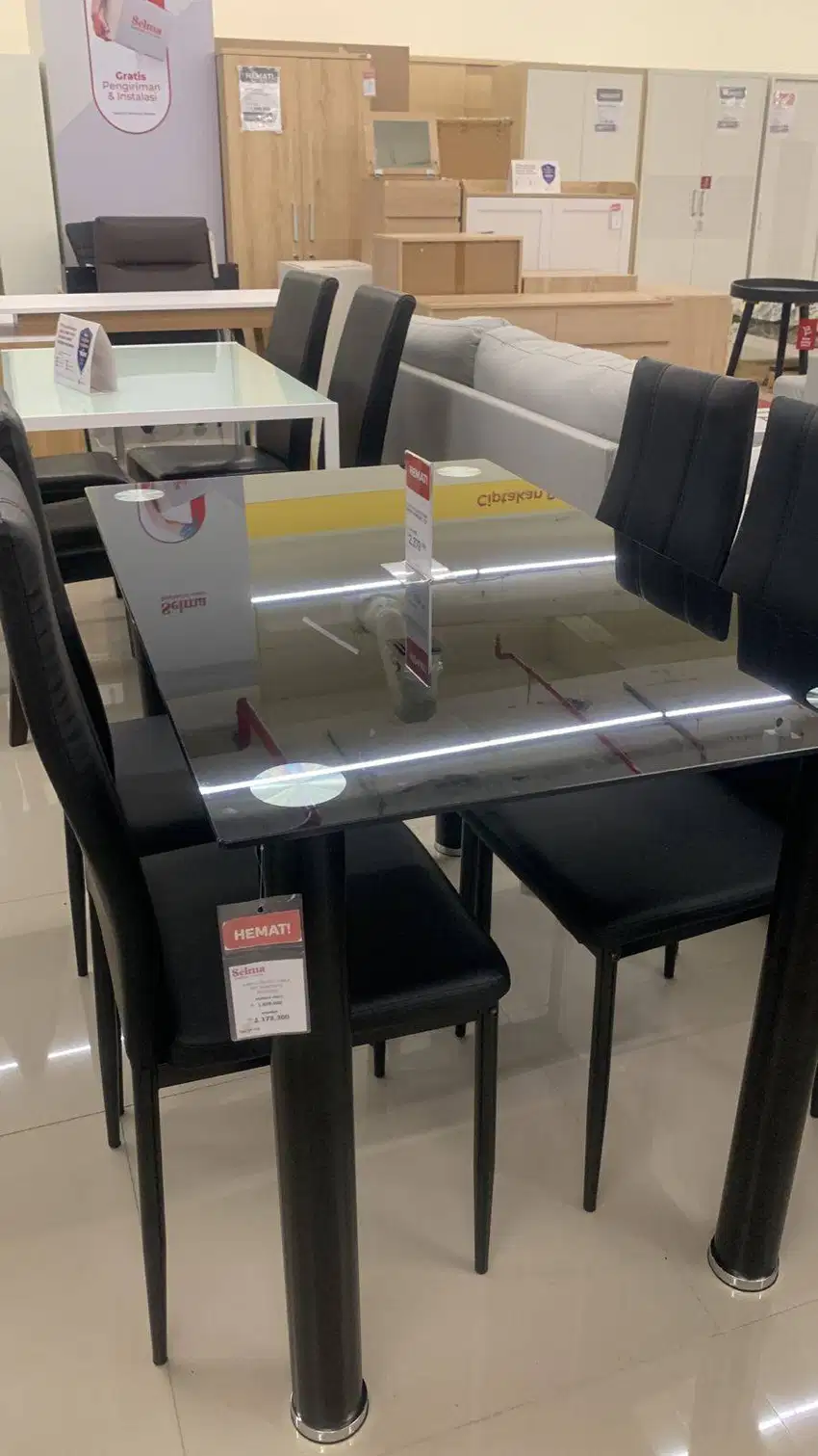 MINKA DINING SET (1DT/4DC) Harga 2.329.600 Dilengkapi Meja dan 4 kursi