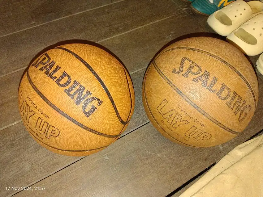 Dijual dua bola basket Spalding.