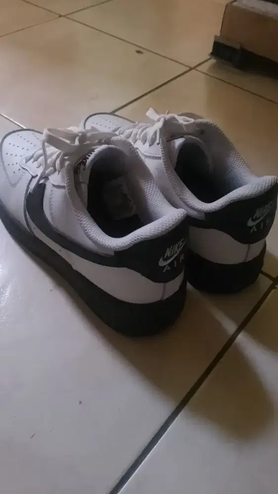 Sepatu wanita merek Nike air