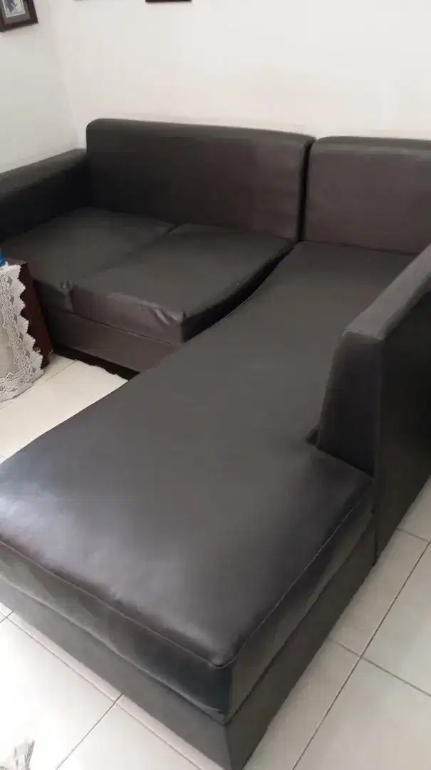 Sofa + 3 Bantal besar, 2 Bantal kecil 2, 1 Meja