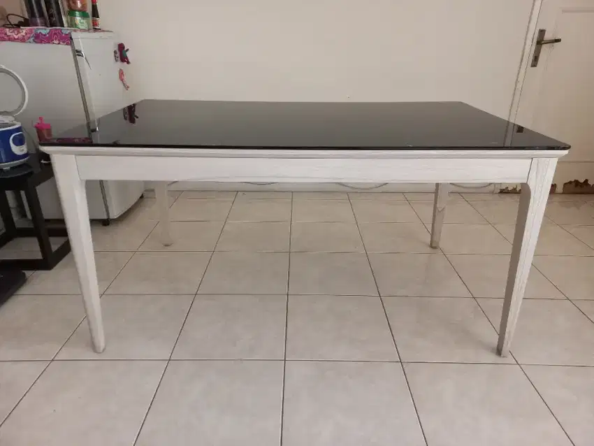 Meja makan ,,kaca barang masih bagus ,,bisa nego