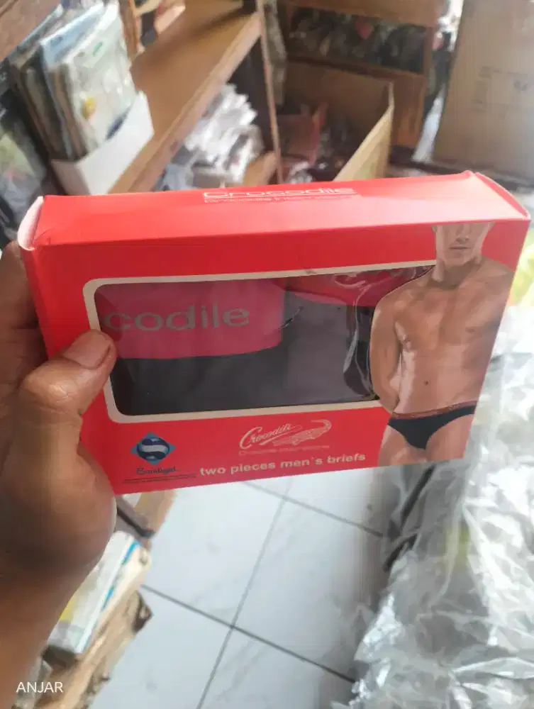 CD pria Crocodile dus merah