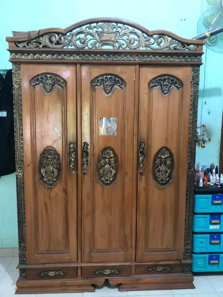 Dijual Lemari pakaian Jati 3 pintu Nego