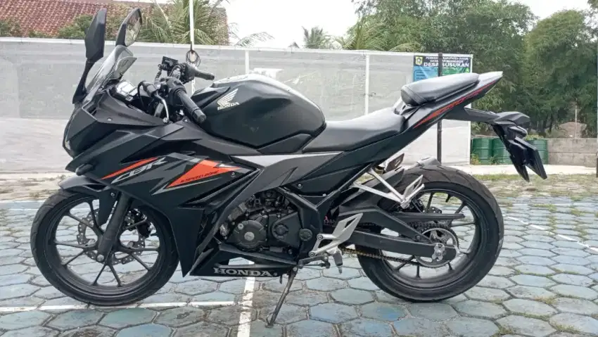 Nia: HONDA CBR 150R 2019 CASH NEGO ASIK DI TEMPAT