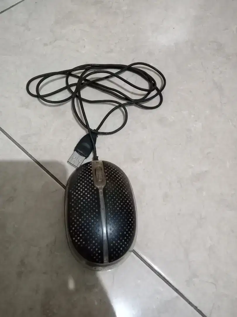 Mouse Hitam dengan Kabel