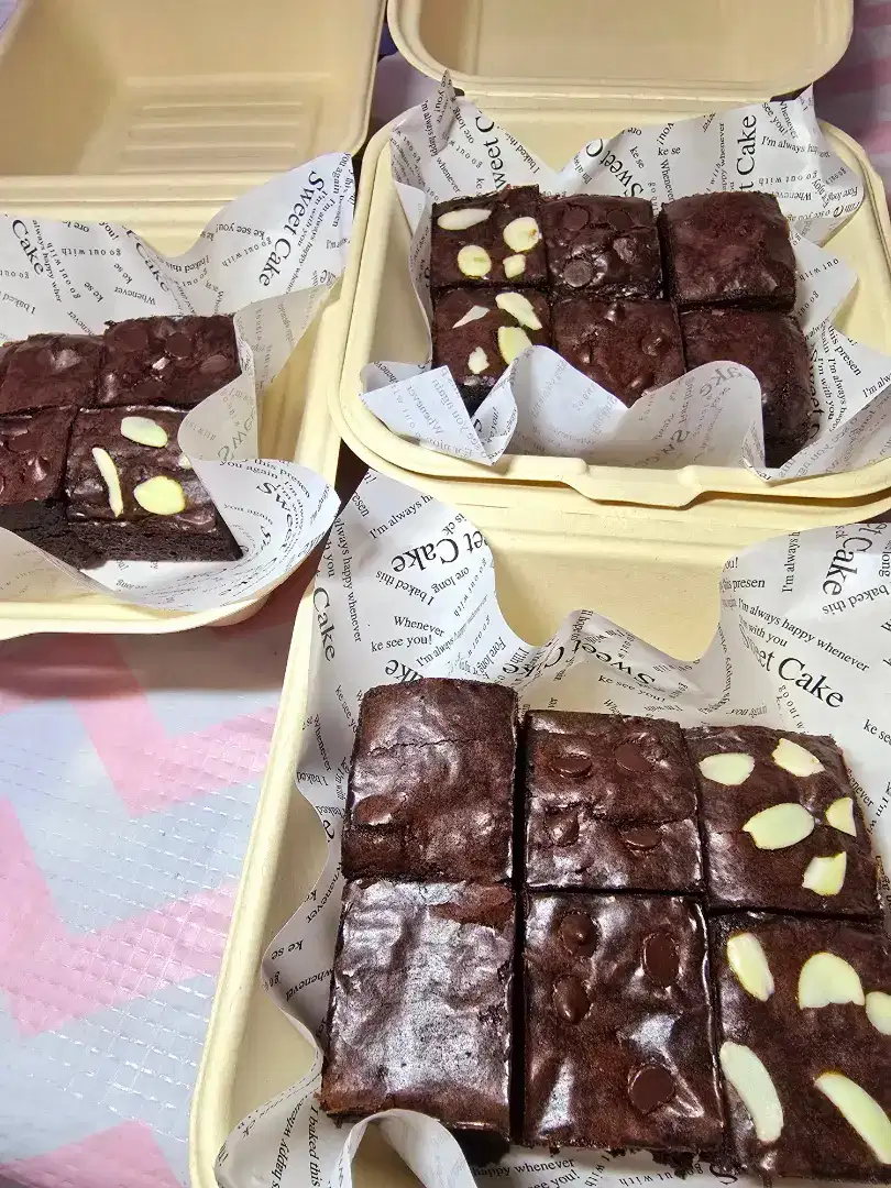 FUDGY BROWNIES (ORIGINAL, CHOCOLATE CHIP & ALMOND)