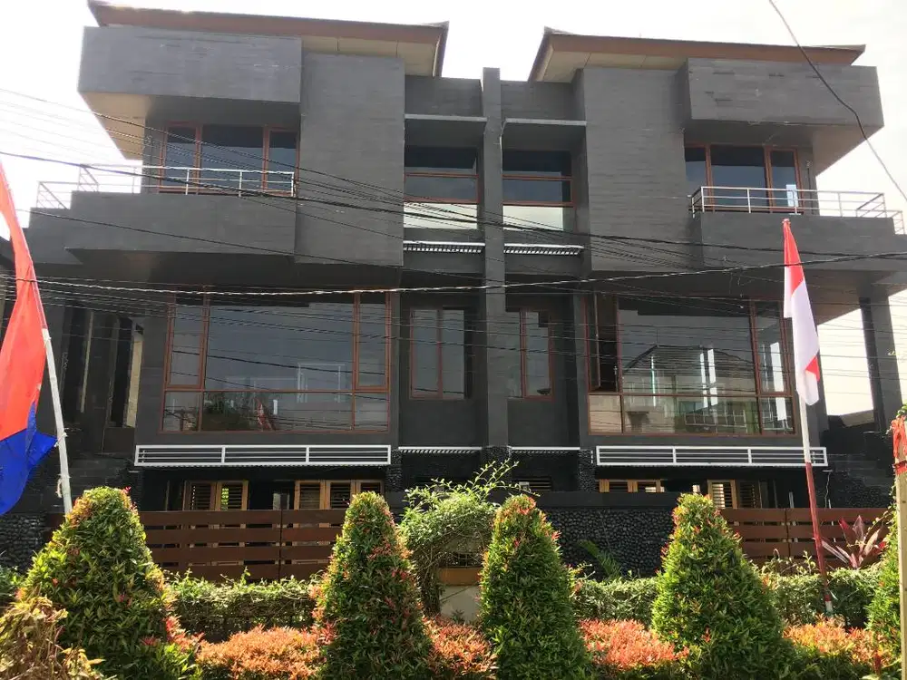 Rumah 3 Lantai SEMI FURNISHED+ LIFT  di Pejaten (2 unit Only)