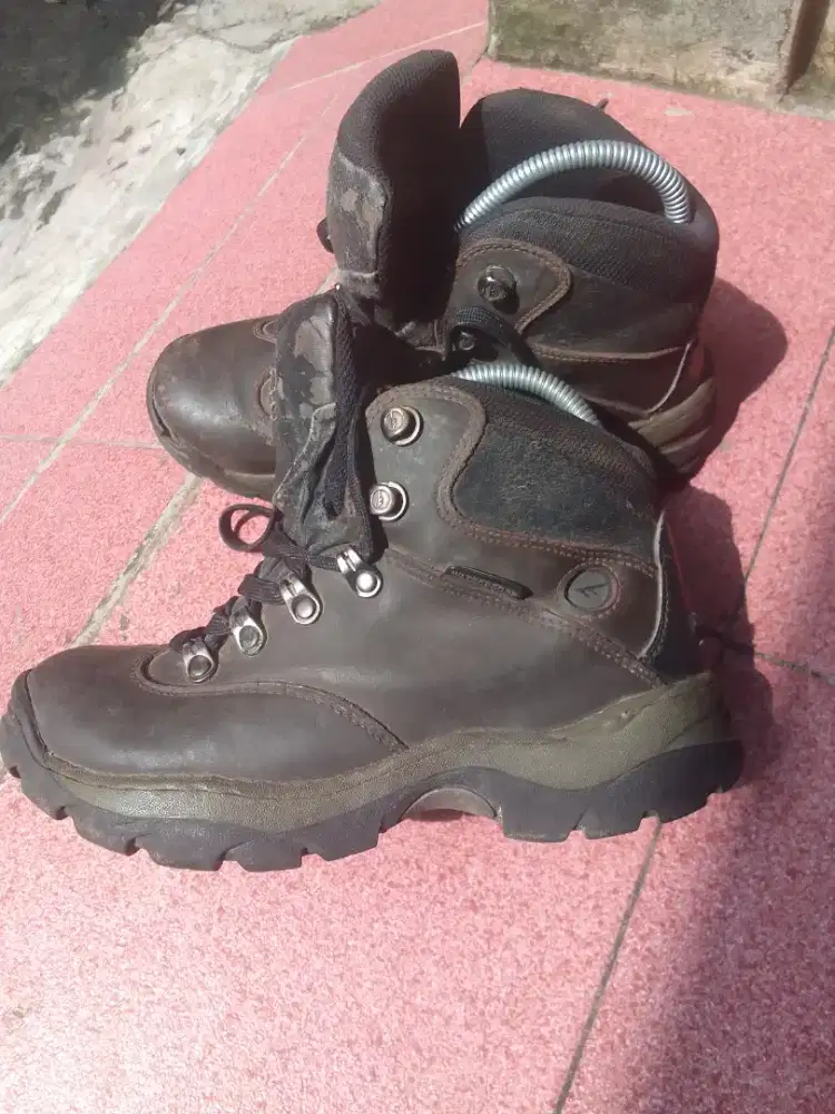 Sepatu hitec size 36-37 bisa pakai