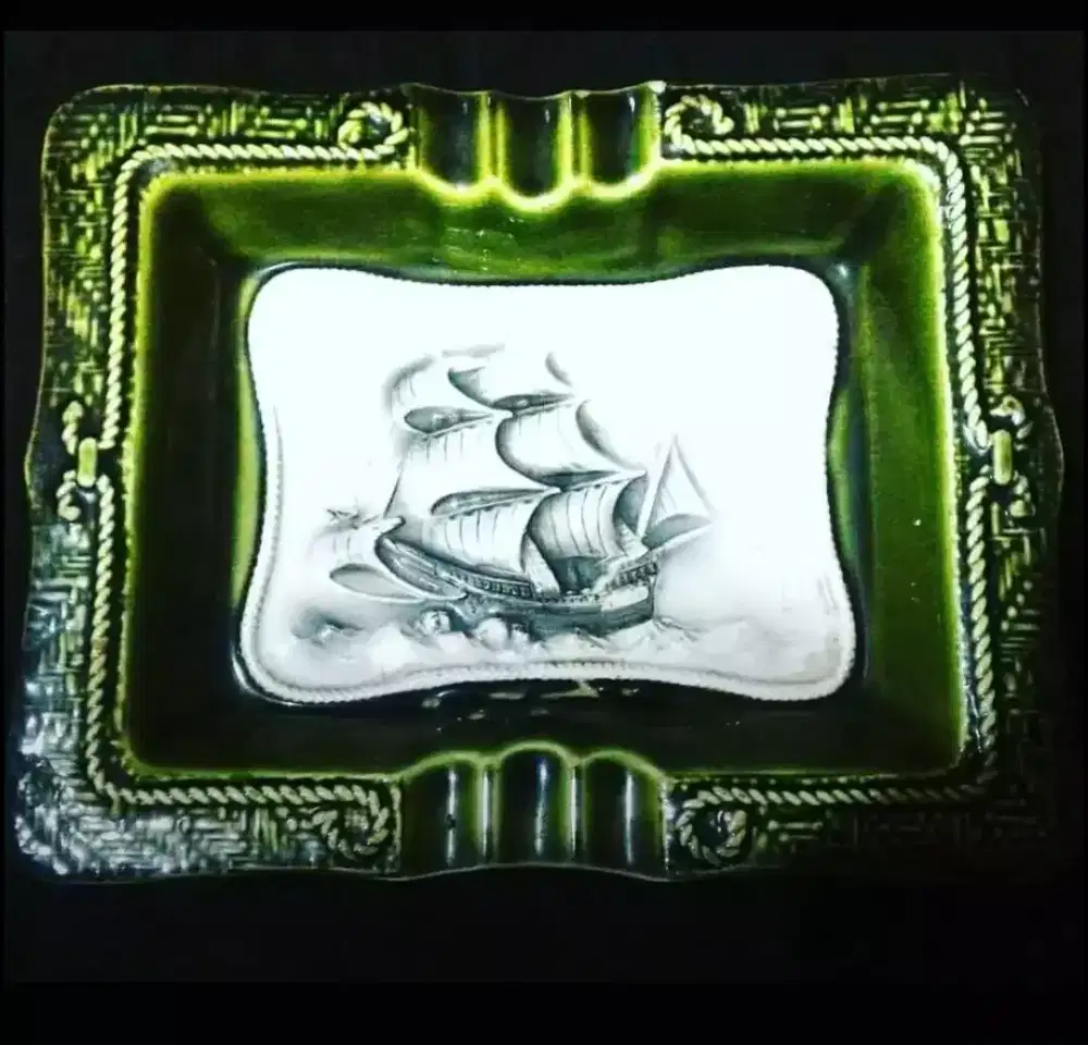 Asbak hijau motif kapal