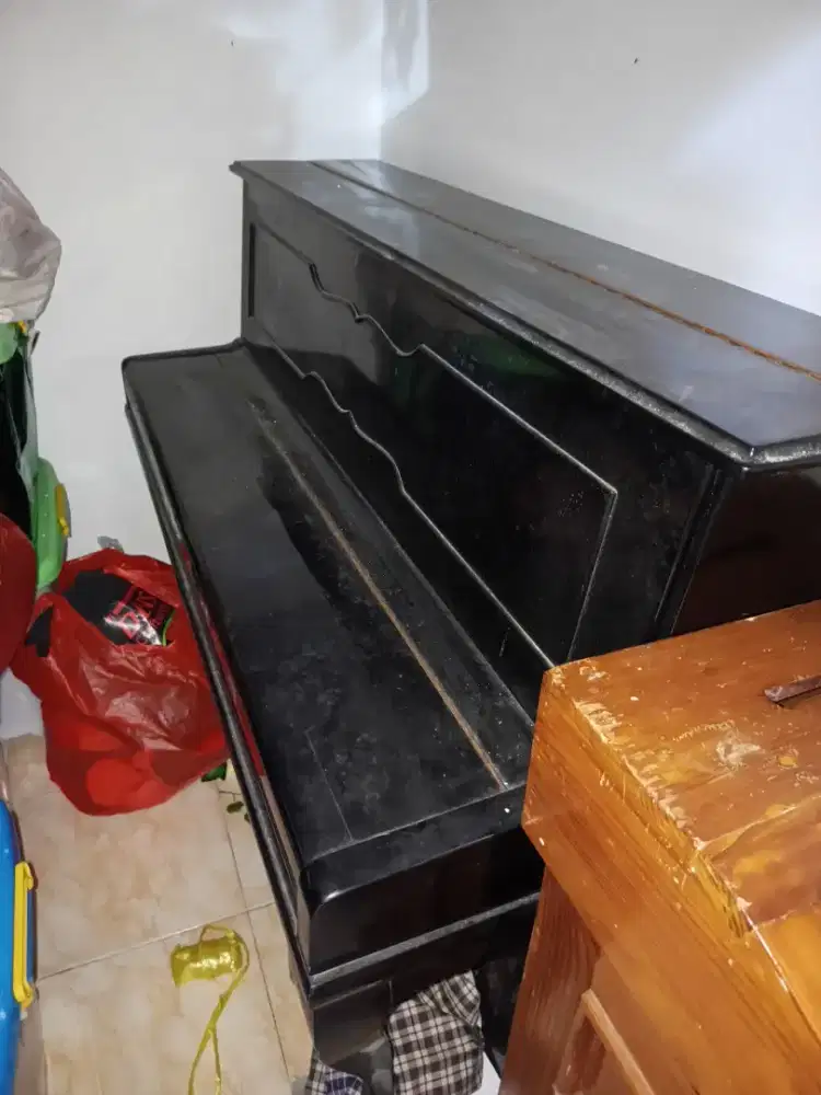 Piano Klasik dijual apa adanya
