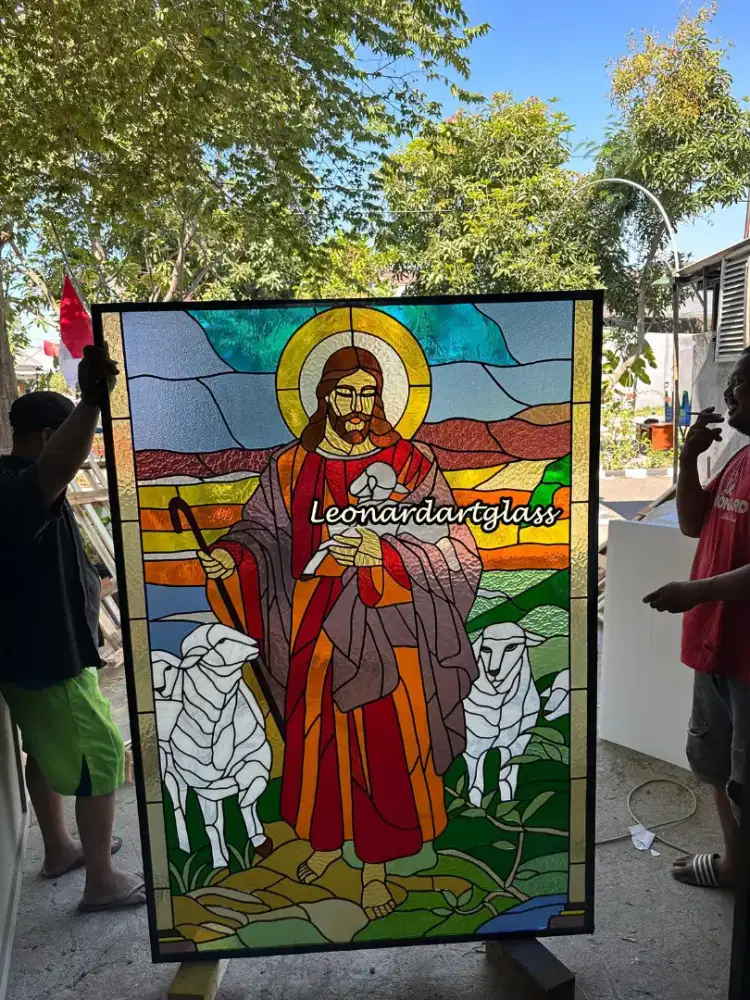 Kaca patri gereja gambar yesus mengetuk pintu