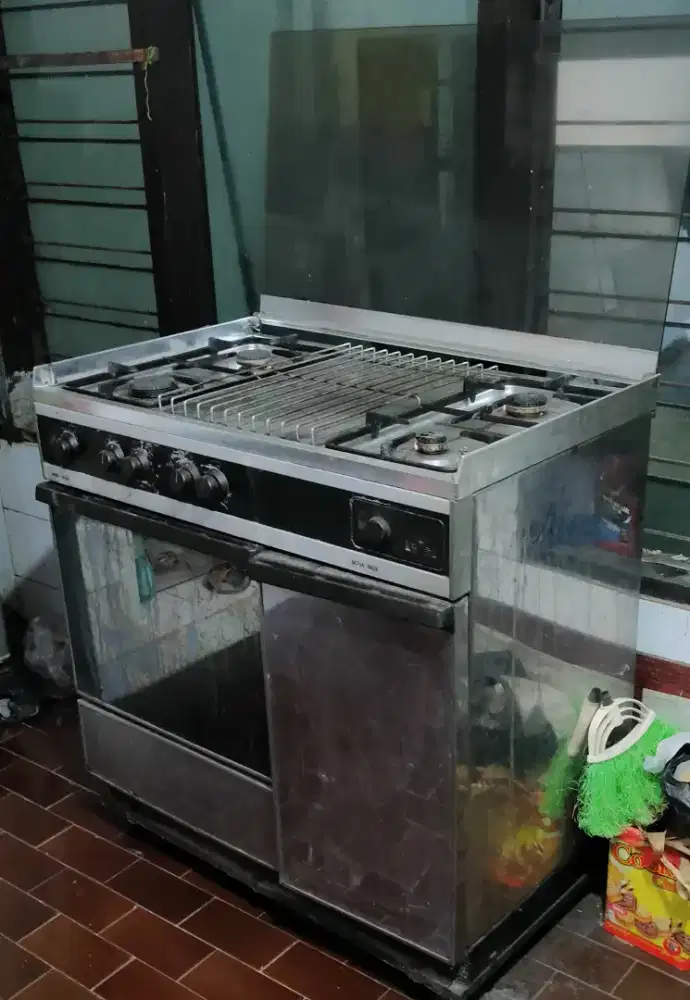 Kompor gas 4 tungku diatas