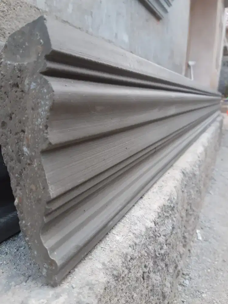 Lis beton jendela