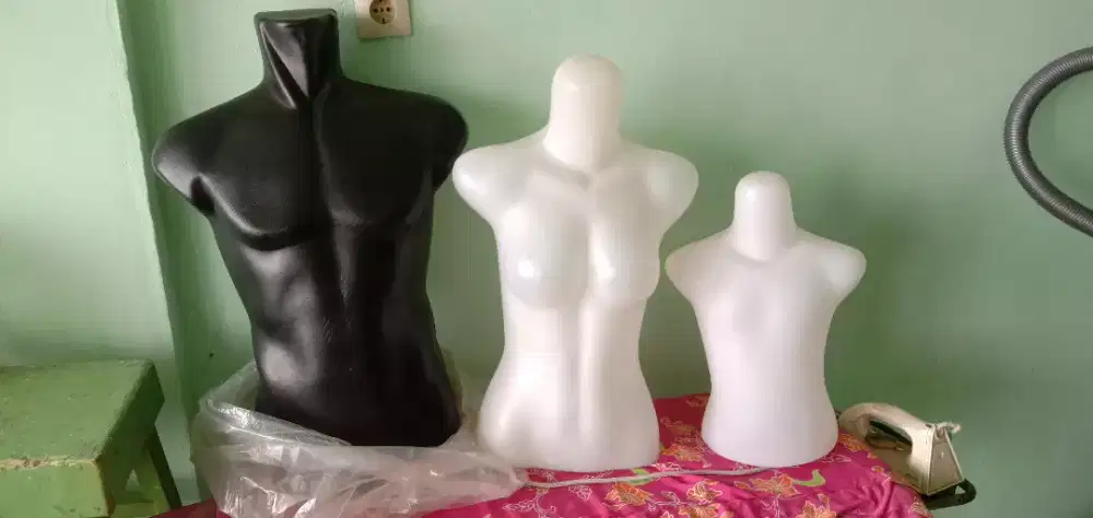 Patung plastik , bapak ibu anak