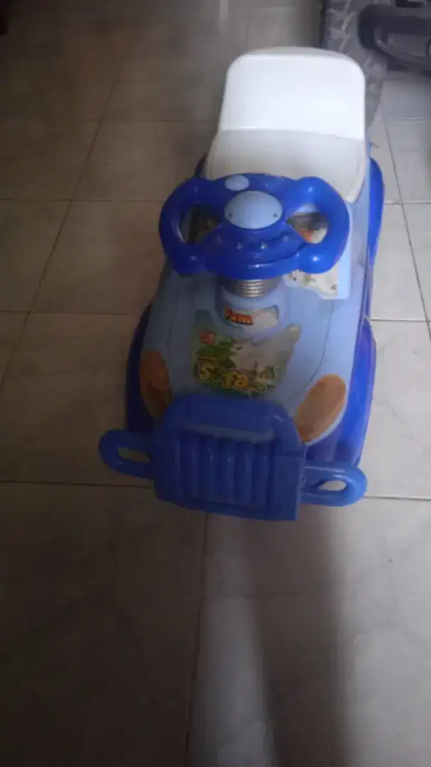 Mobil anak biru