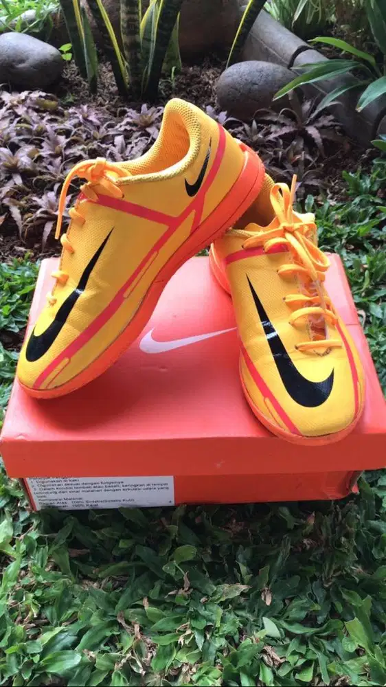 Sepatu nike JR Phantom futsal anak Size 30 orange
