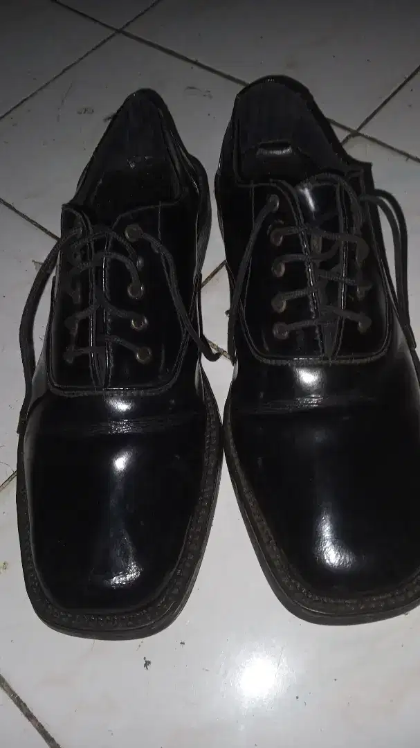 SEPATU PANTOFEL ASLI KULIT MENGKILAT UKURAN 42 KONDISI 95% GANTENG