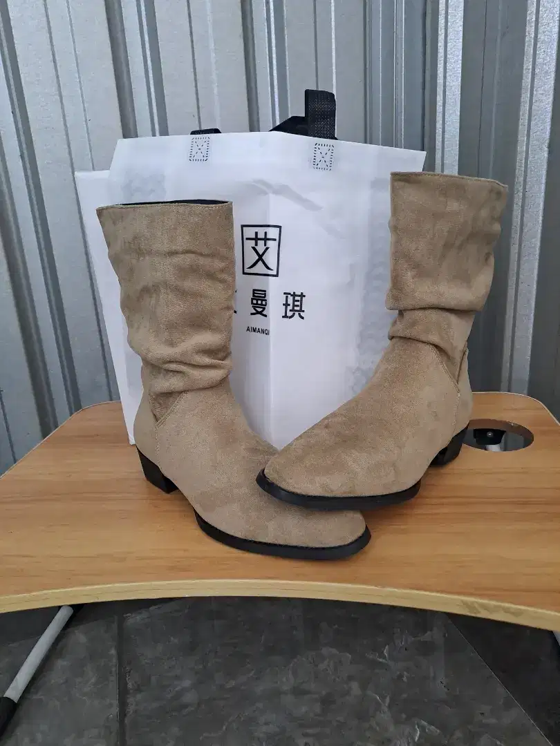 Sepatu merk Aimanqi ukuran 39