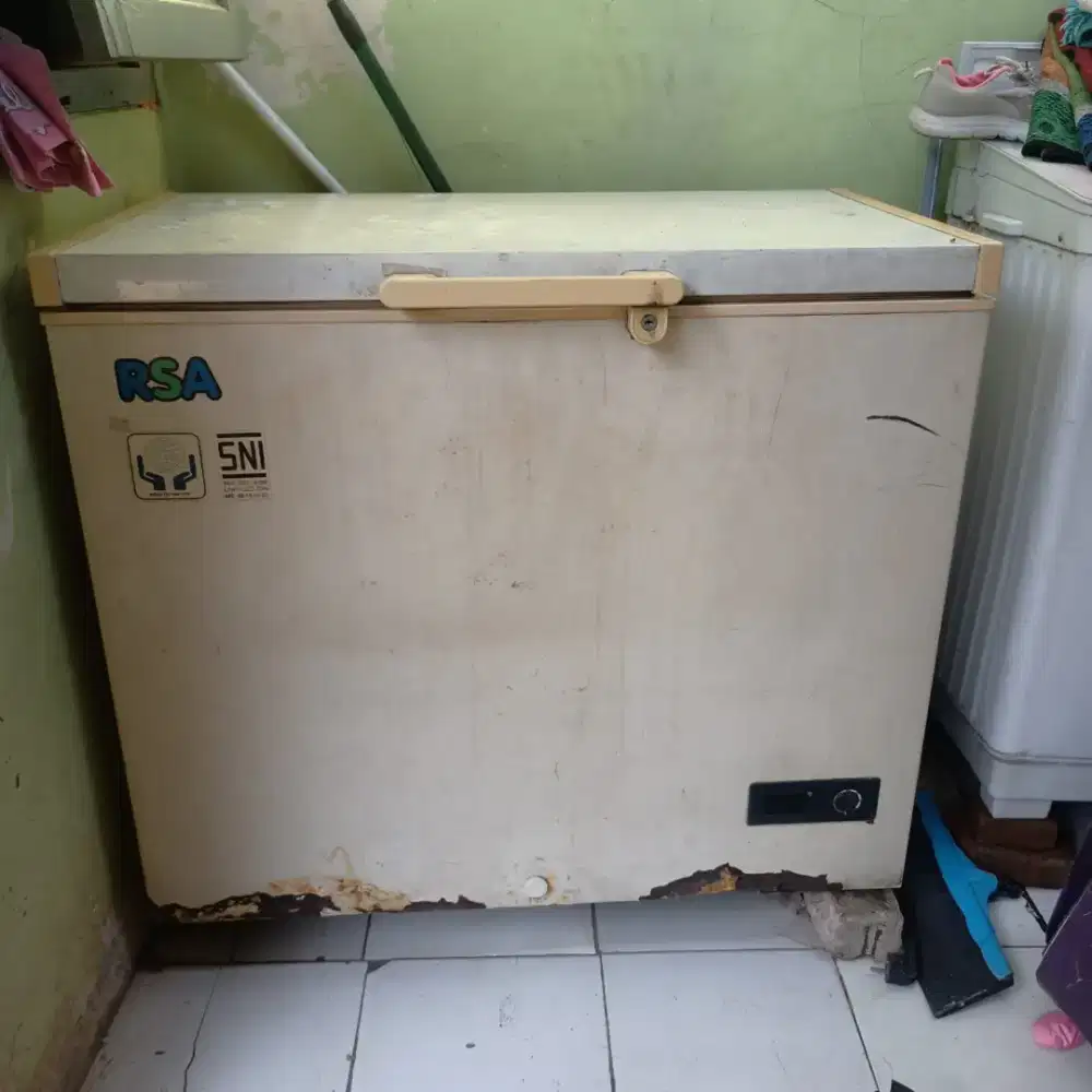 Di jual Freezer bekas merk RSA