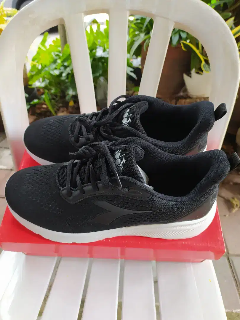 Sepatu diadora original keren