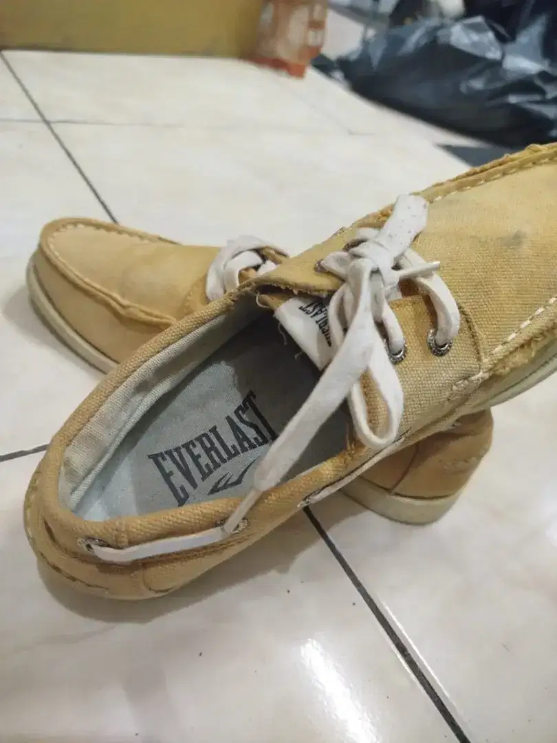 Sepatu semi slip on merk Everlast