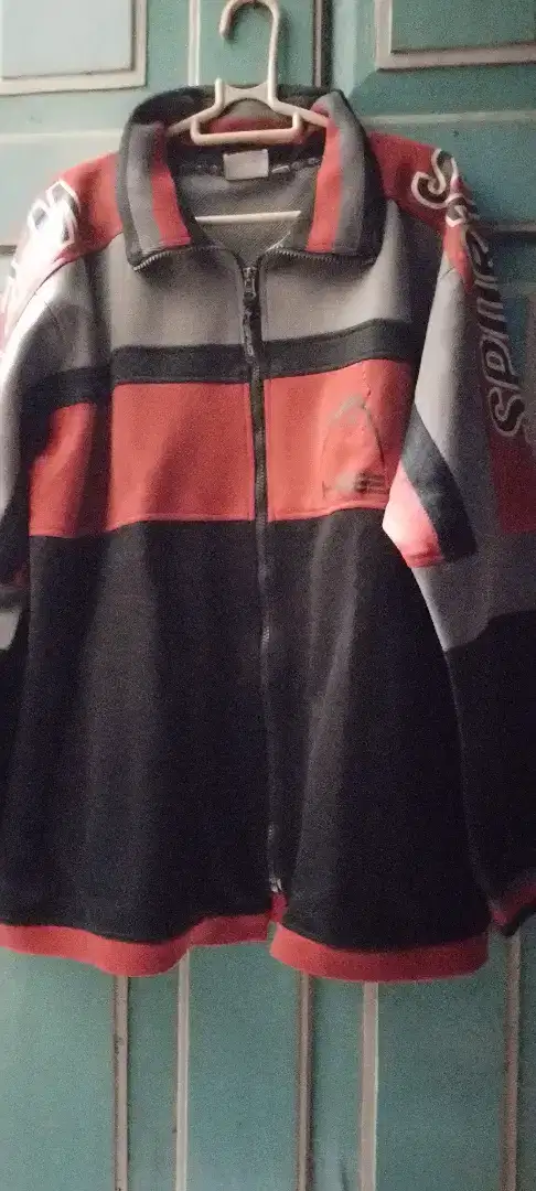 JAKET. Merk: HEAD. Size L. Sesuai Poto