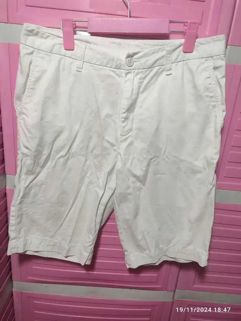 Giordano 
Jeans white 
Size 32/33
LP 42
Paha 29
Panjang 53