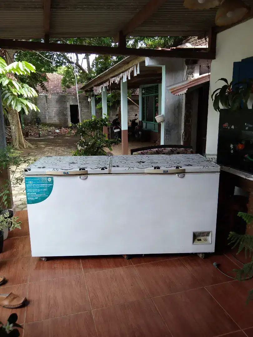 Freezer box besar 2 pintu