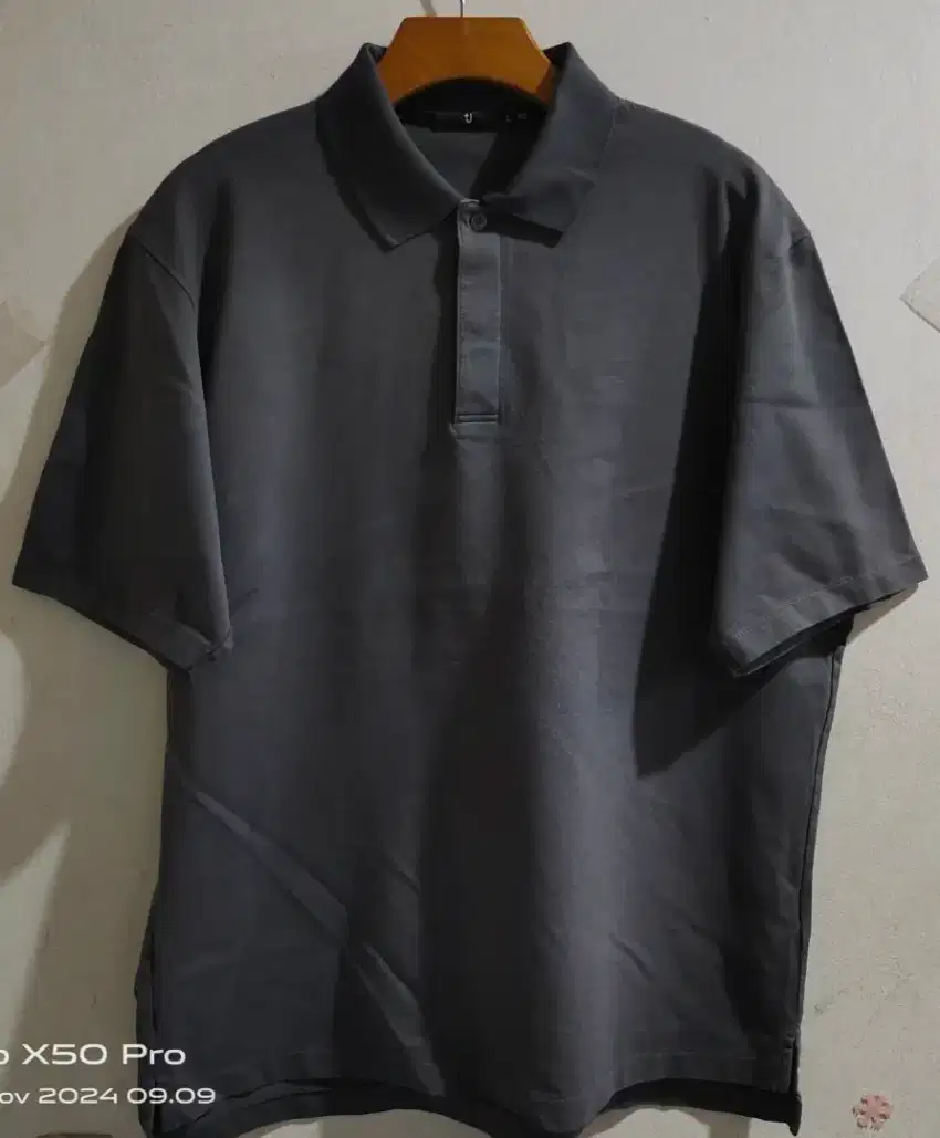 Kaos kerah Uniqlo