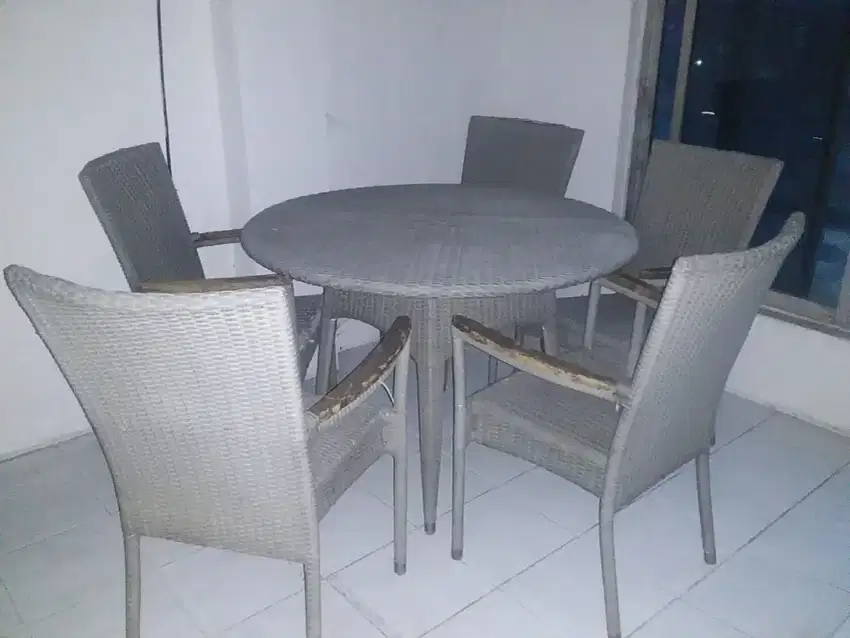 Dijual 1 Set Kursi & Meja Bundar Kayu Kombinasi Rotan