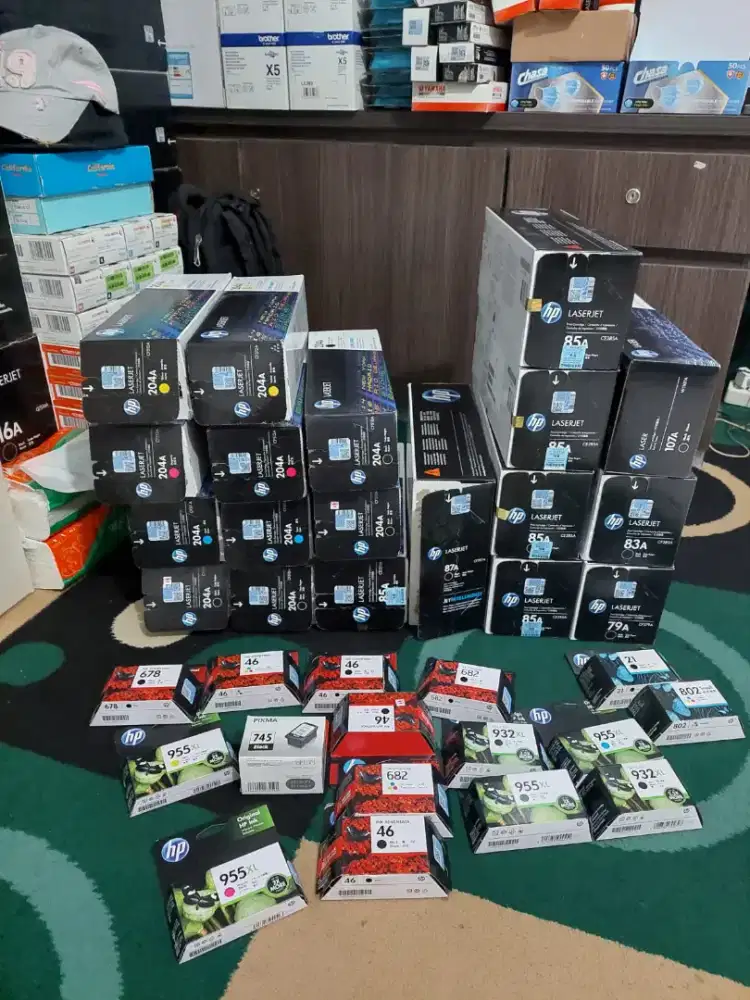 Menampung tinta cartridge dan toner baru