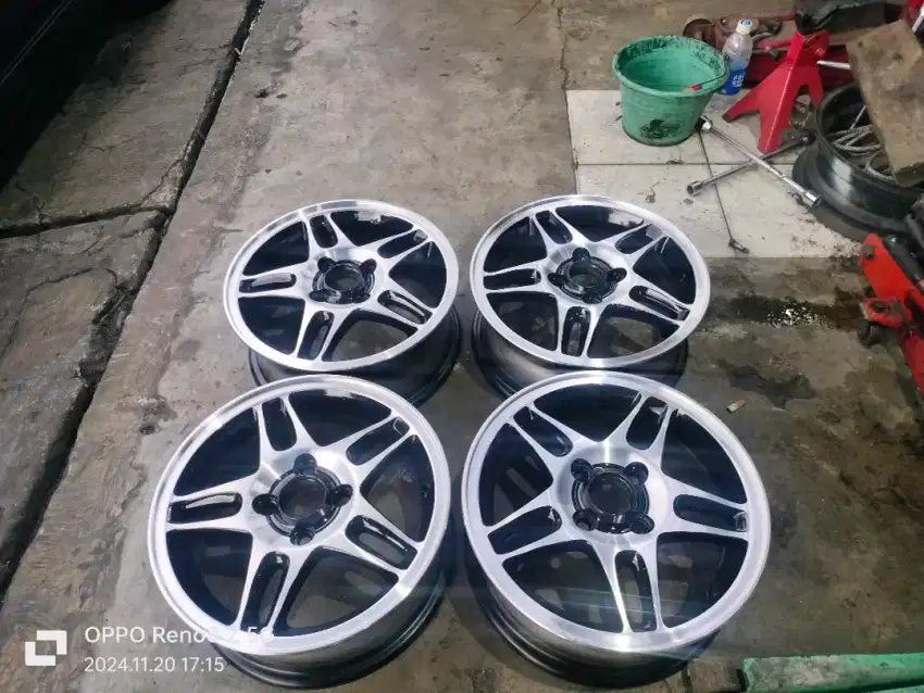 Jual vleg R14 kond mulus pcd 4x100 co2k buat sigra caliya agya dll