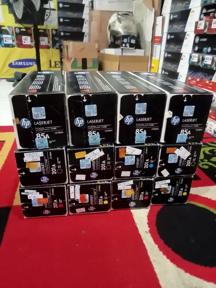 Menampung tinta printer cartridge dan toner laserjet baru