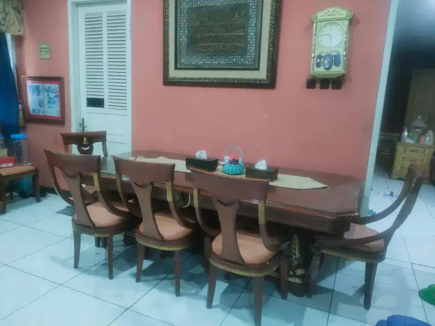 Meja Makan 1 Set. Kursi 6. Dijual cepat mau pindah