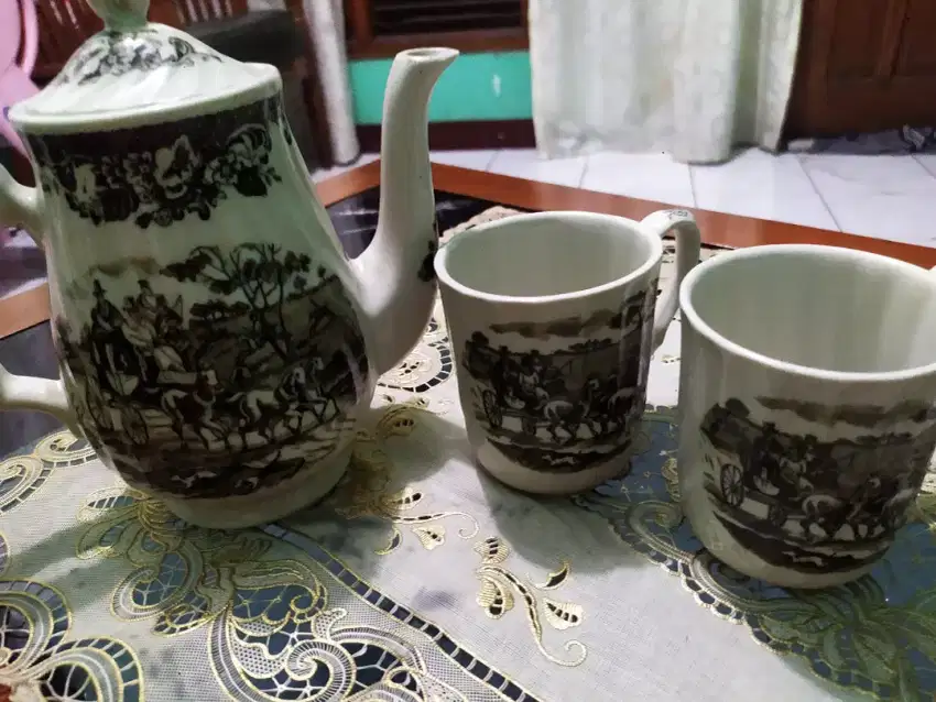 Teko dan 2 cangkir kopi antik