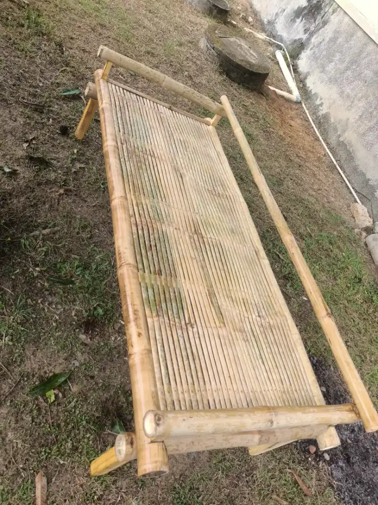 Ranjang bambu santai atau tidur