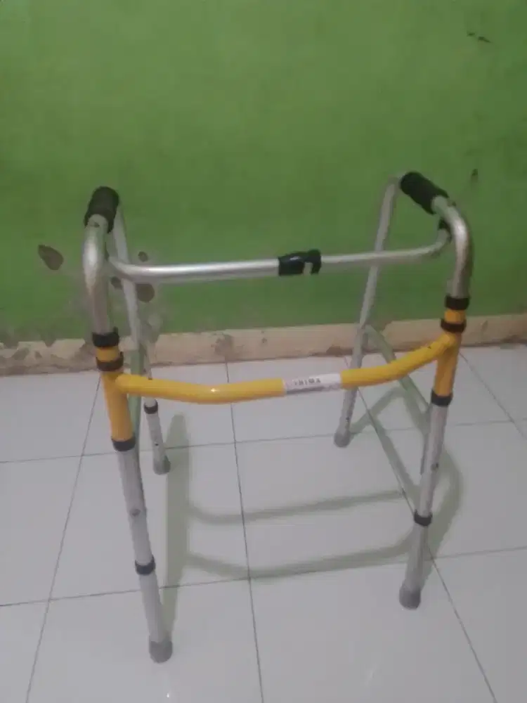 Jual cepat Tongkat walker untuk terapi jalan cuma 600 ribu nego