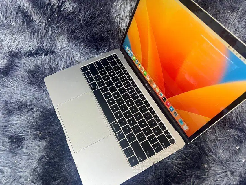 Macbook Air 13 in 2018 i5 8 / 256gb