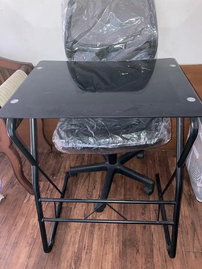 Satu set meja dan kursi kantor merk selma
