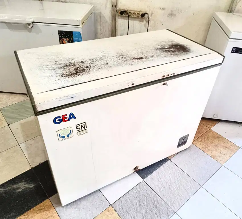 Dijual Freezer Box GEA 310L Pemakaian Normal, Siap Pakai