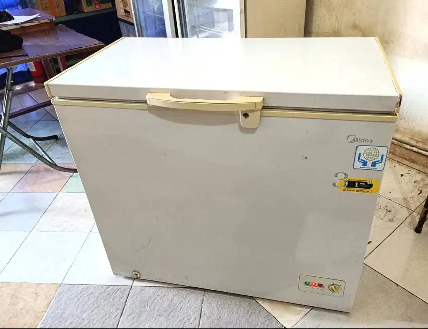 Dijual Freezer Box merk Midea 198L Pemakaian Normal