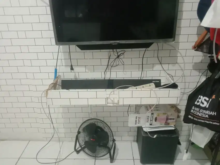 Polytron 32 inch dan satu setnya