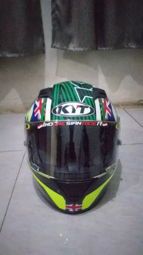 Di jual Helm merk KYT R10