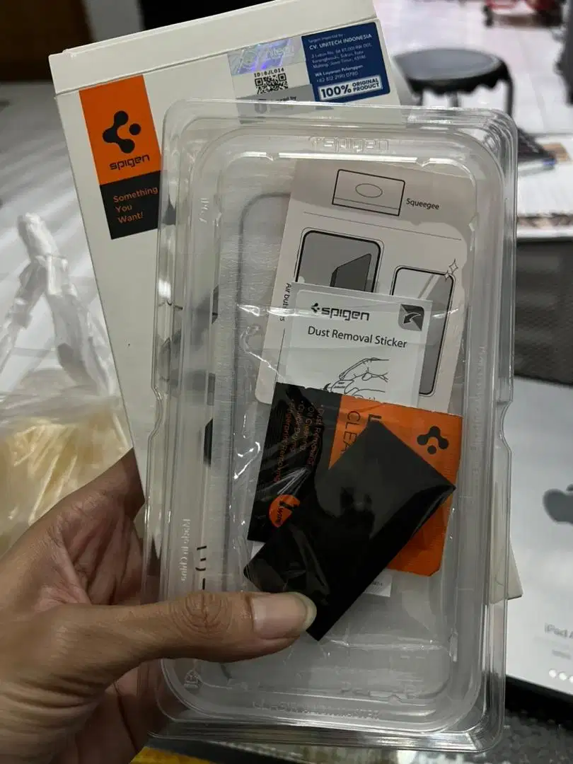 Spigen Tempered Glass