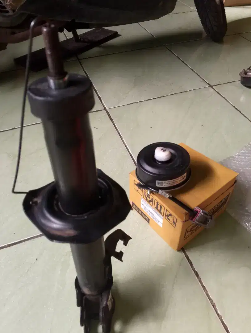 Shock breaker depan kanan Datsun go + extra fan